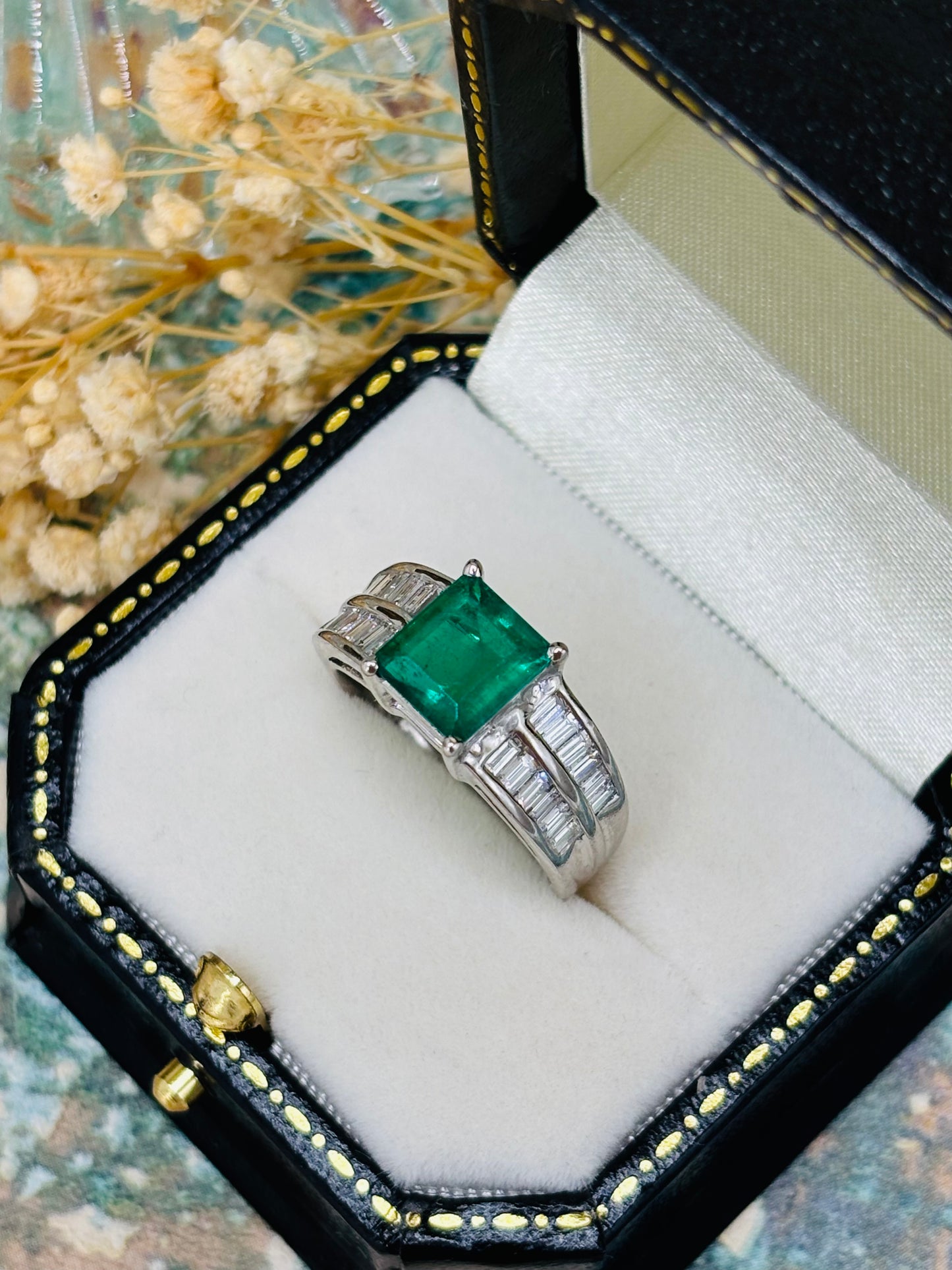 18ct White Gold Emerald and Diamond Ring - Pre-owned