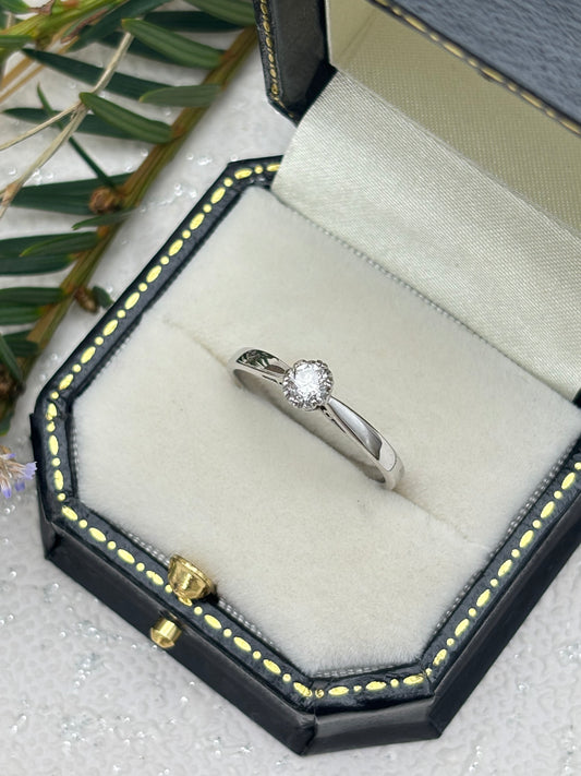 18ct White Gold Diamond Solitaire Ring - Pre-owned