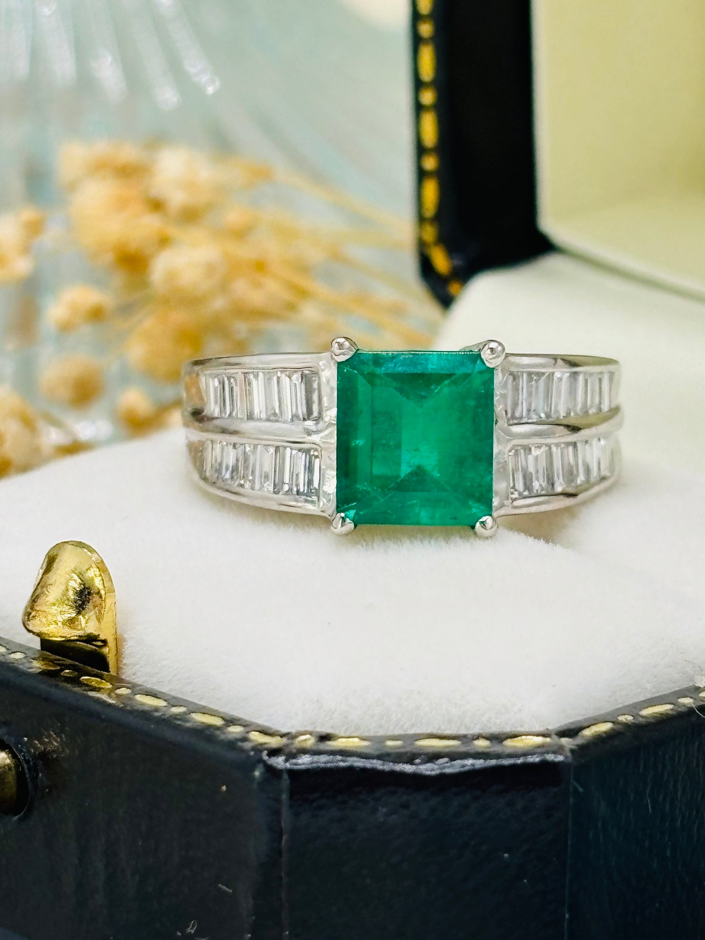 18ct White Gold Emerald and Diamond Ring - Pre-owned