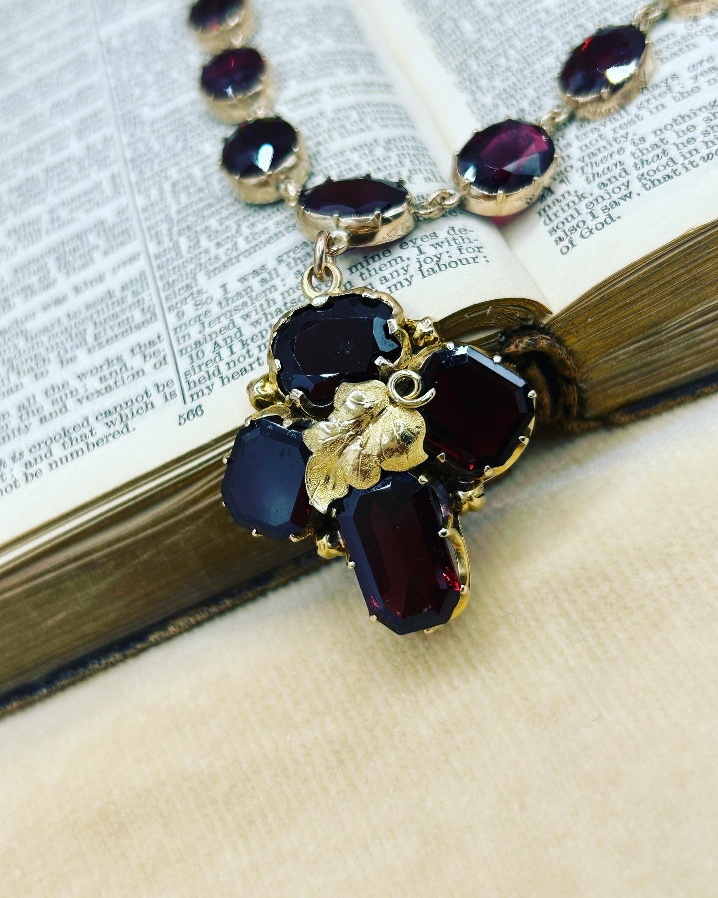 Georgian Garnet Rivière necklace