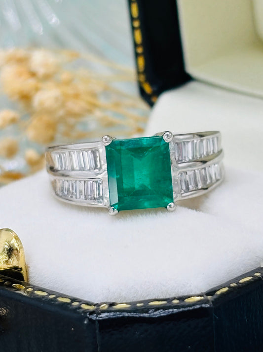 18ct White Gold Emerald and Diamond Ring - Pre-owned