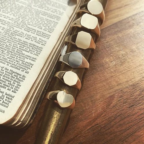 Solid 9ct Yellow Gold Oval Heavy Signet Ring.