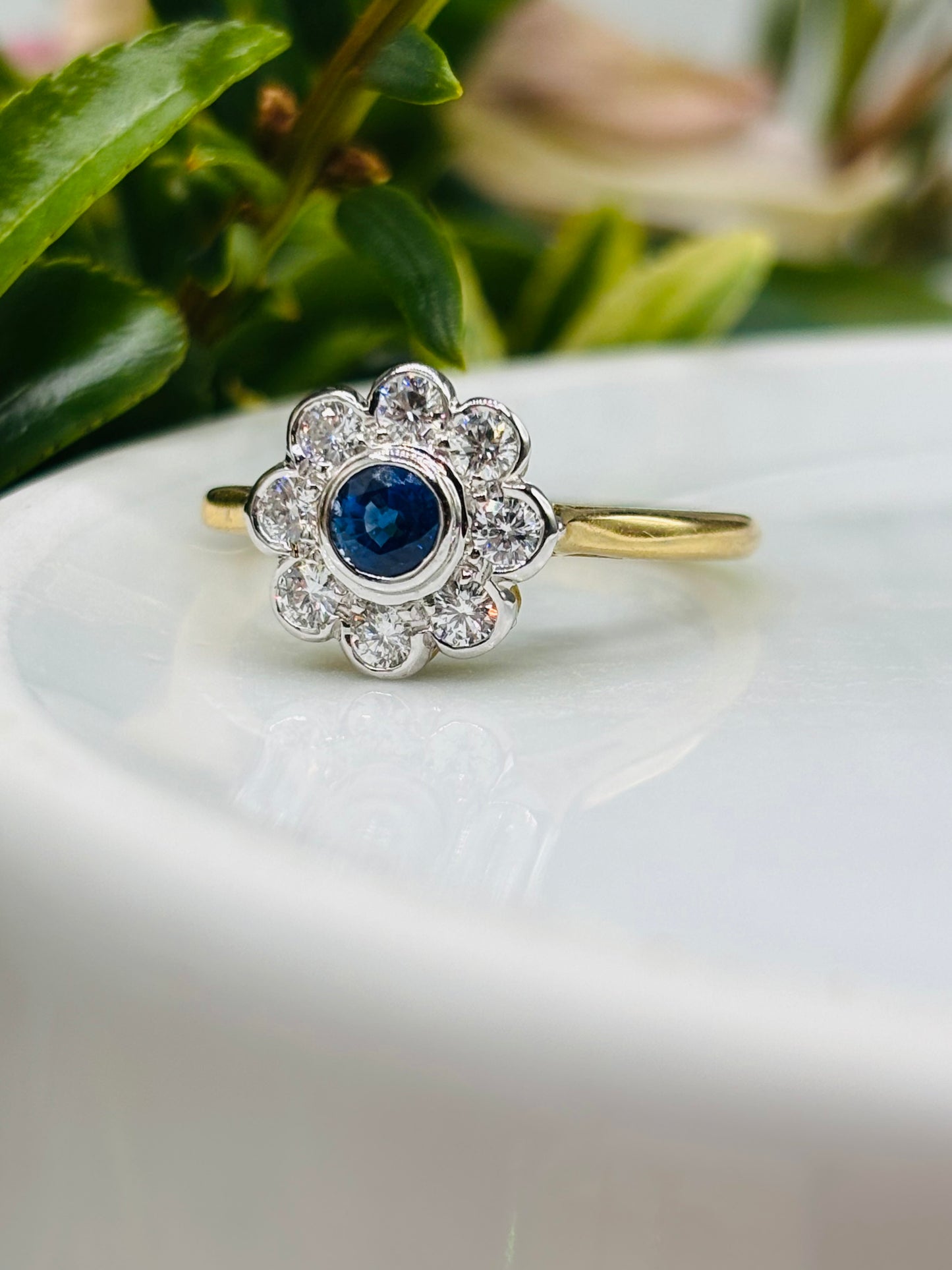 18ct Gold Sapphire and Diamond Ring Daisy Cluster.