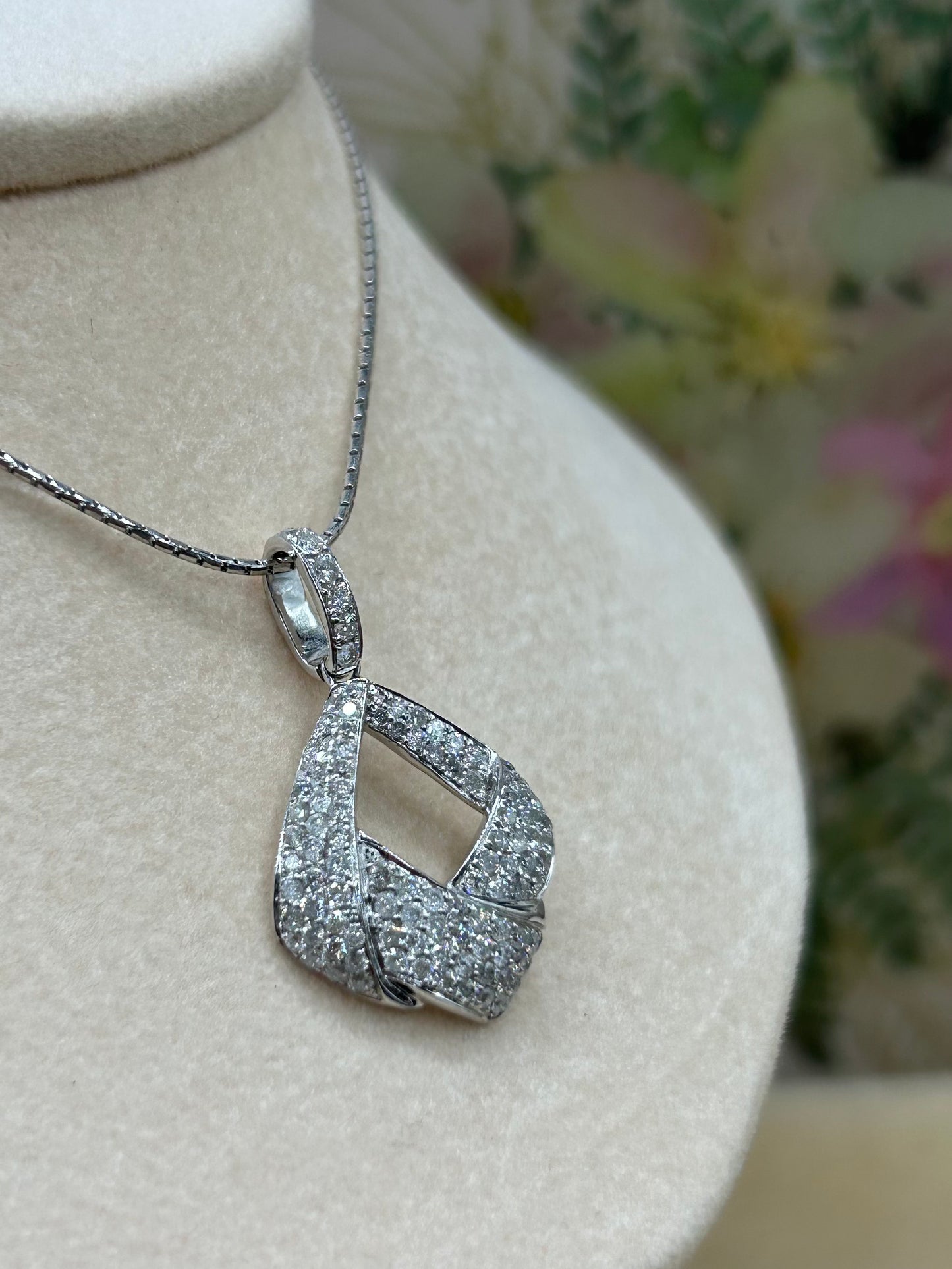 18ct White Gold Diamond Pendant