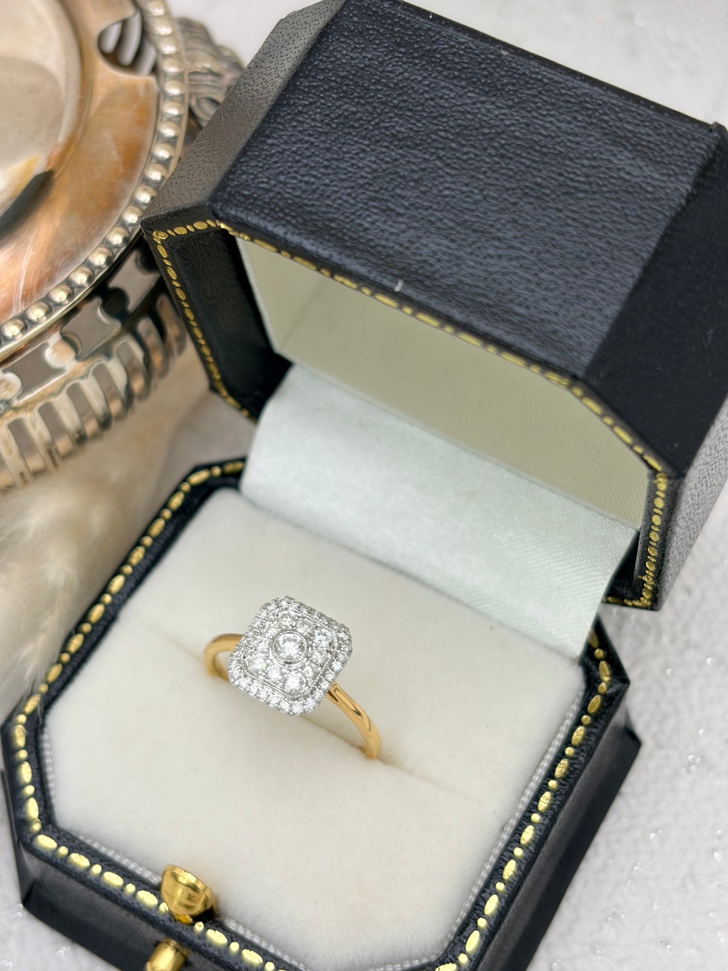 18ct Gold Vintage Style Diamond Cluster Ring.