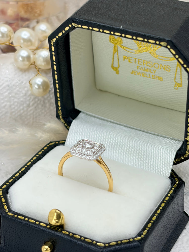 18ct Gold Vintage Style Diamond Cluster Ring.