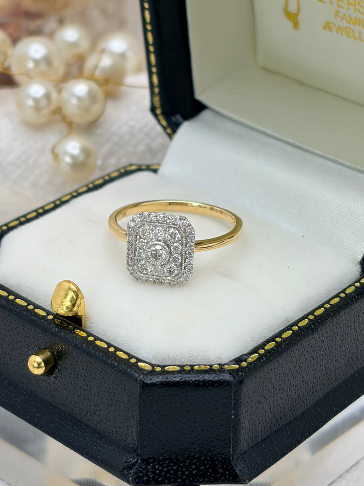 18ct Gold Vintage Style Diamond Cluster Ring.