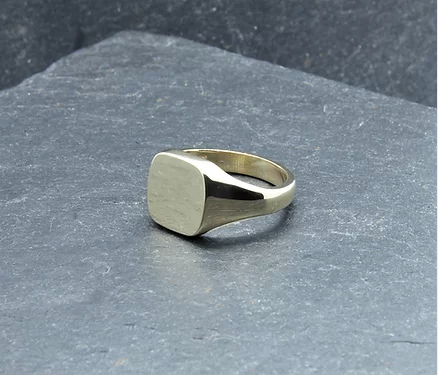 Solid 9ct Yellow Gold Cushion Shaped Heavy Signet Ring